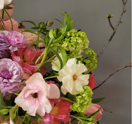 Spring flower arrangement DIY floral class Petal academy